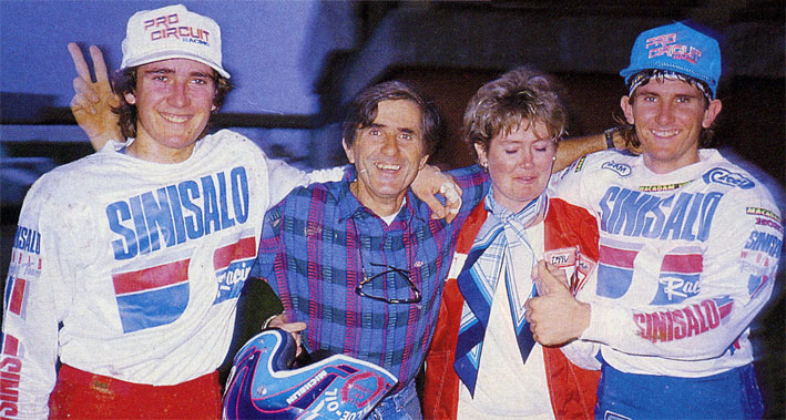 Toute la famille Bayle réunie pour fêter ces deux titres de champion de France de Supercross 1987